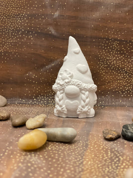 Handgefertigte Deko-Wichtel mit Zöpfen